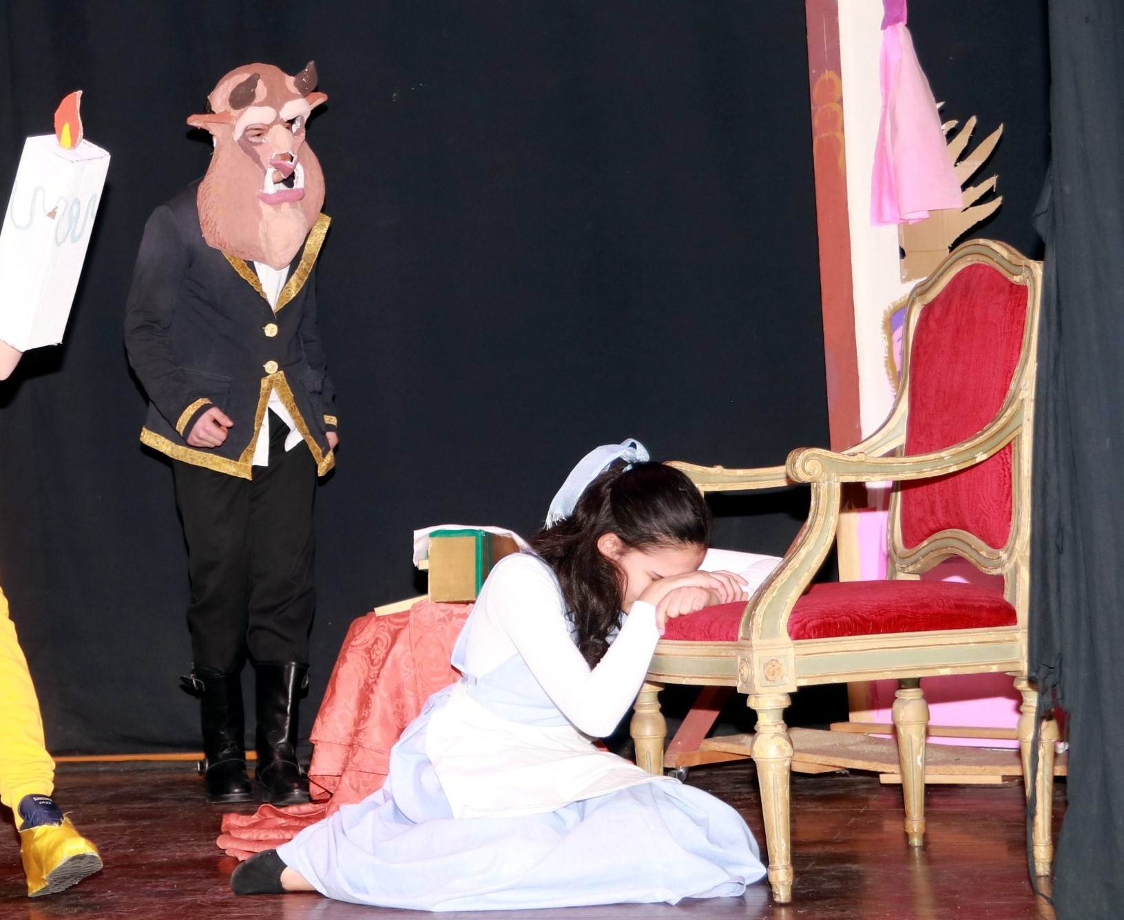 Studenti del Collegio in scena durante un musical in lingua inglese