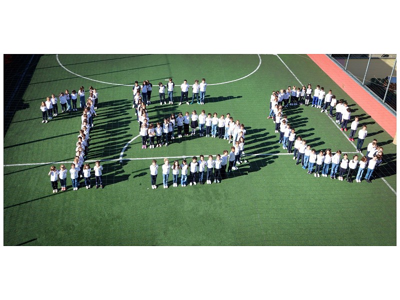Gli studenti del Collegio San Giuseppe disposti a formare il numero 150 sul campo sportivo