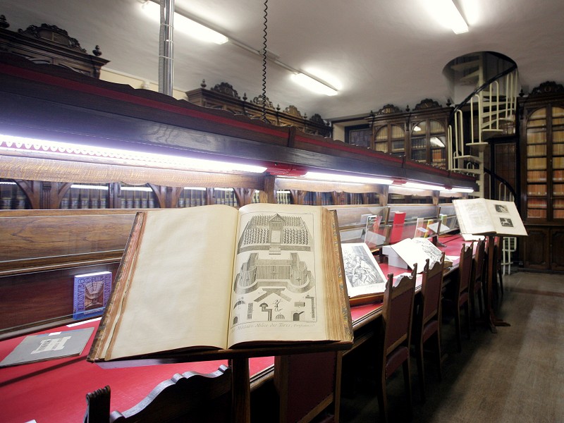 La sala di lettura della biblioteca del Collegio con volumi antichi esposti