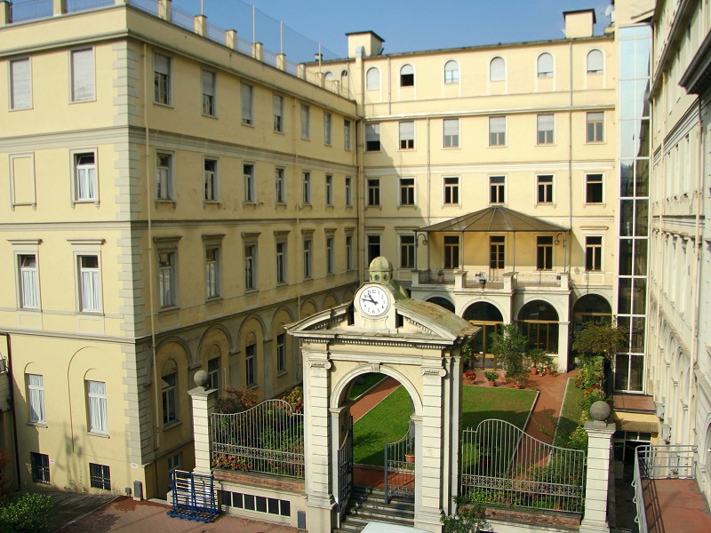 Il cortile storico del Collegio San Giuseppe con l'arco e l'orologio